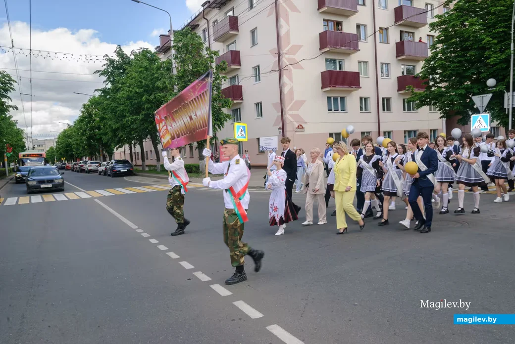 23.05.2026. Площадь им. В.И.Ленина. Шествие выпускников школ 2026 года на площадь имени В.И.Ленина и