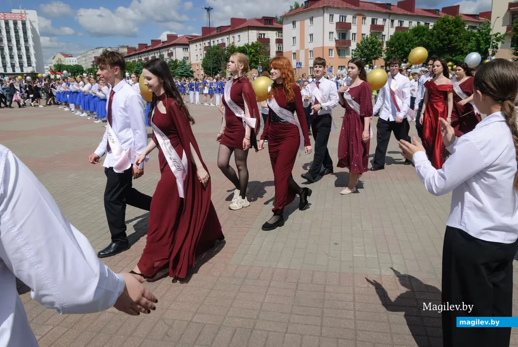 23.05.2026. Площадь им. В.И.Ленина. Шествие выпускников школ 2026 года на площадь имени В.И.Ленина и