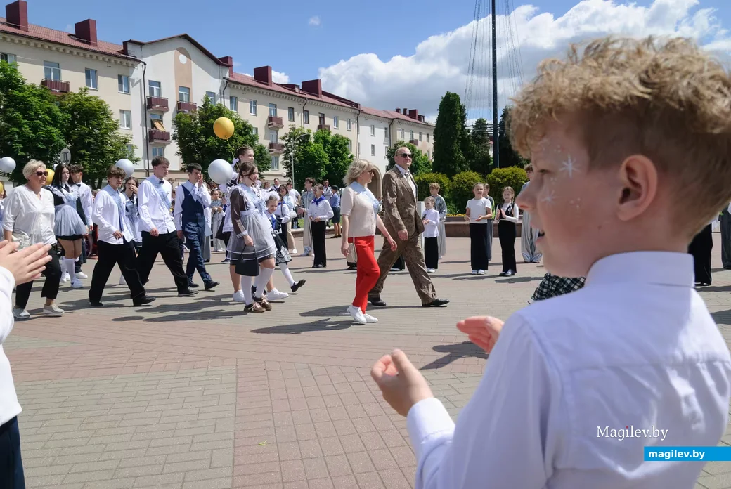 23.05.2026. Площадь им. В.И.Ленина. Шествие выпускников школ 2026 года на площадь имени В.И.Ленина и