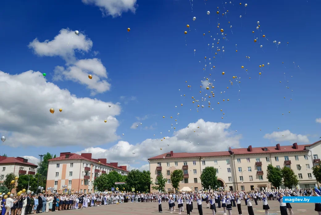 23.05.2026. Площадь им. В.И.Ленина. Шествие выпускников школ 2026 года на площадь имени В.И.Ленина и