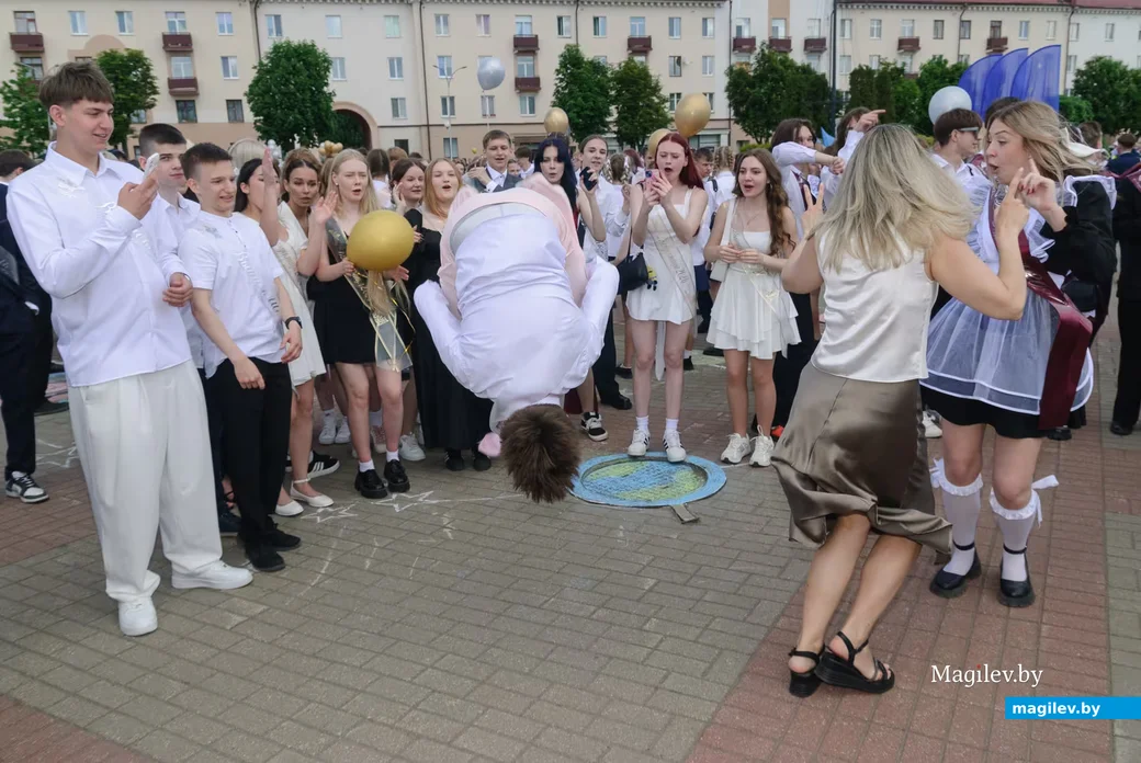 23.05.2026. Площадь им. В.И.Ленина. Шествие выпускников школ 2026 года на площадь имени В.И.Ленина и