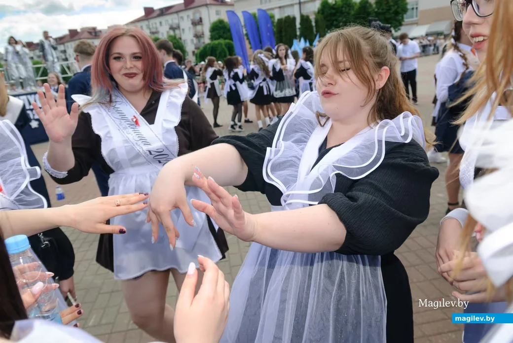 23.05.2026. Площадь им. В.И.Ленина. Шествие выпускников школ 2026 года на площадь имени В.И.Ленина и