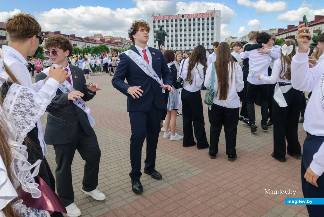 23.05.2026. Площадь им. В.И.Ленина. Шествие выпускников школ 2026 года на площадь имени В.И.Ленина и
