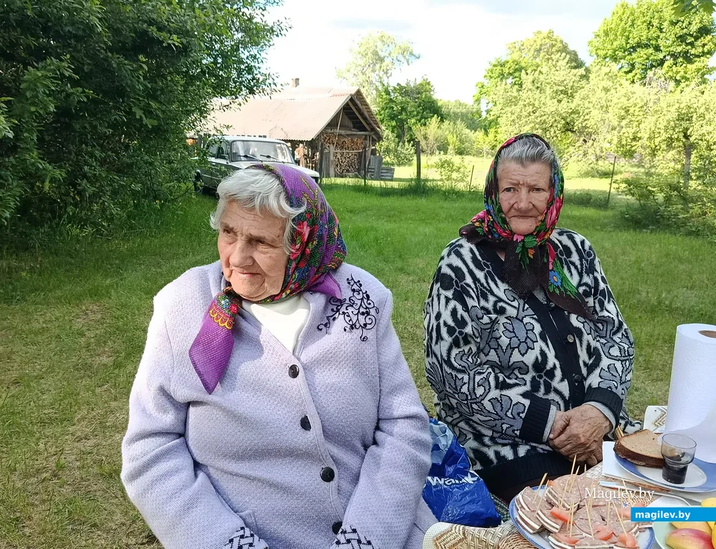 23.05.2026 г. Вёска Поблін Глускага раёна. Старэйшыя жыхаркі вёскі: Ніна Васільеўна Трыбуш (злева)