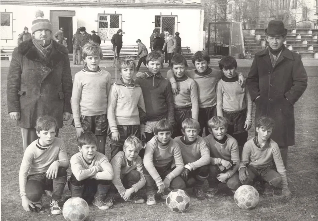 Начало 1980-х. Юные футболисты ДЮСШ «Спартак», слева – директор Виктор Попов.