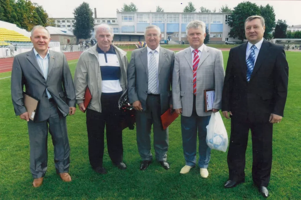 2011 г., стадион «Спартак» в Бобруйске. Праздник в честь 100-летия белорусского футбола. Слева