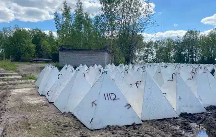 В Латвии начали устанавливать «зубы дракона» у границы с Россией. Фото: Reuters.
