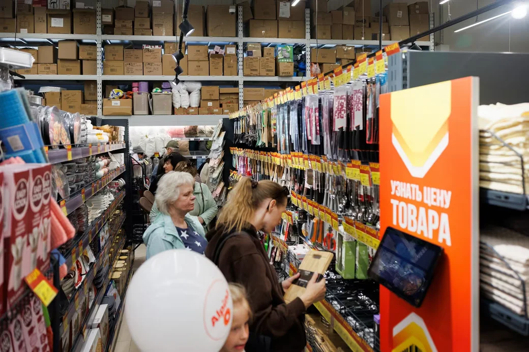 Нашумевшие туи за 8,99 и кресла за 39,9. В ОМА разметают товары по суперценам. 