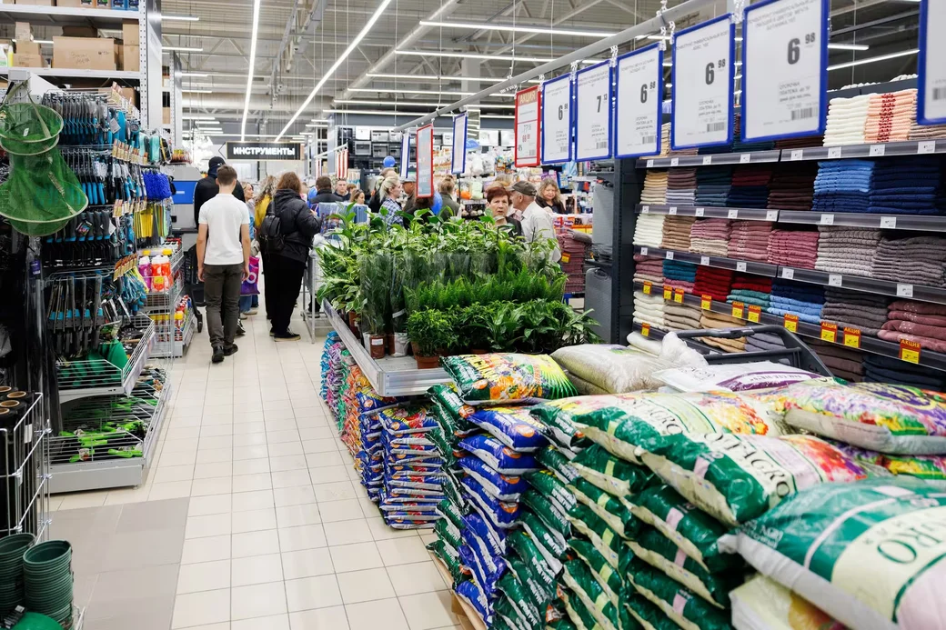  Нашумевшие туи за 8,99 и кресла за 39,9. В ОМА разметают товары по суперценам.