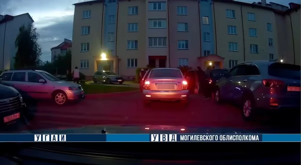 18-летний бесправник с друзьями пытался скрыться от ГАИ в Бобруйске. Кадр видео.