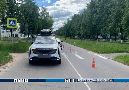 В Бобруйске автомобиль на нерегулируемом пешеходном переходе сбил 10-летнюю велосипедистку