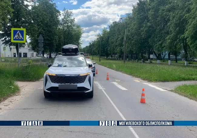В Бобруйске автомобиль на нерегулируемом пешеходном переходе сбил 10-летнюю велосипедистку