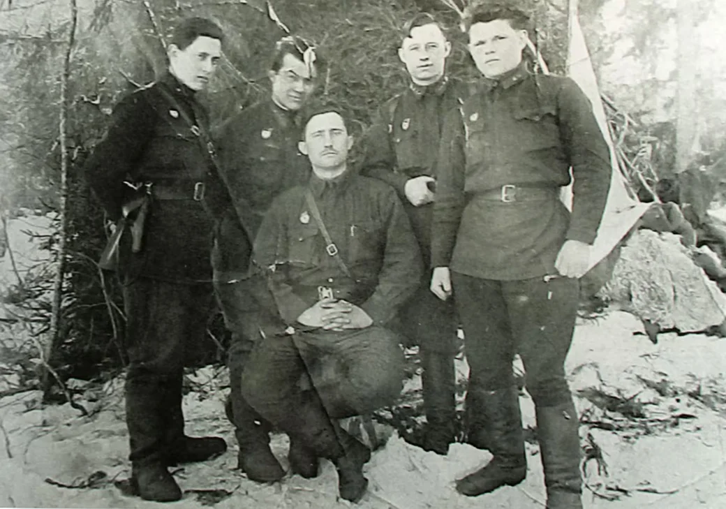 Александр Петрович Моисеев с боевыми товарищами (второй слева). 
