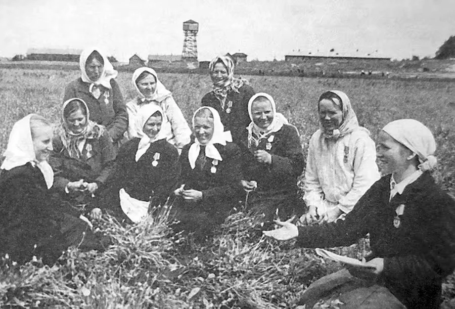  1952 г. Орденоносцы колхоза „Чырвоная змена“. Фото: СБ