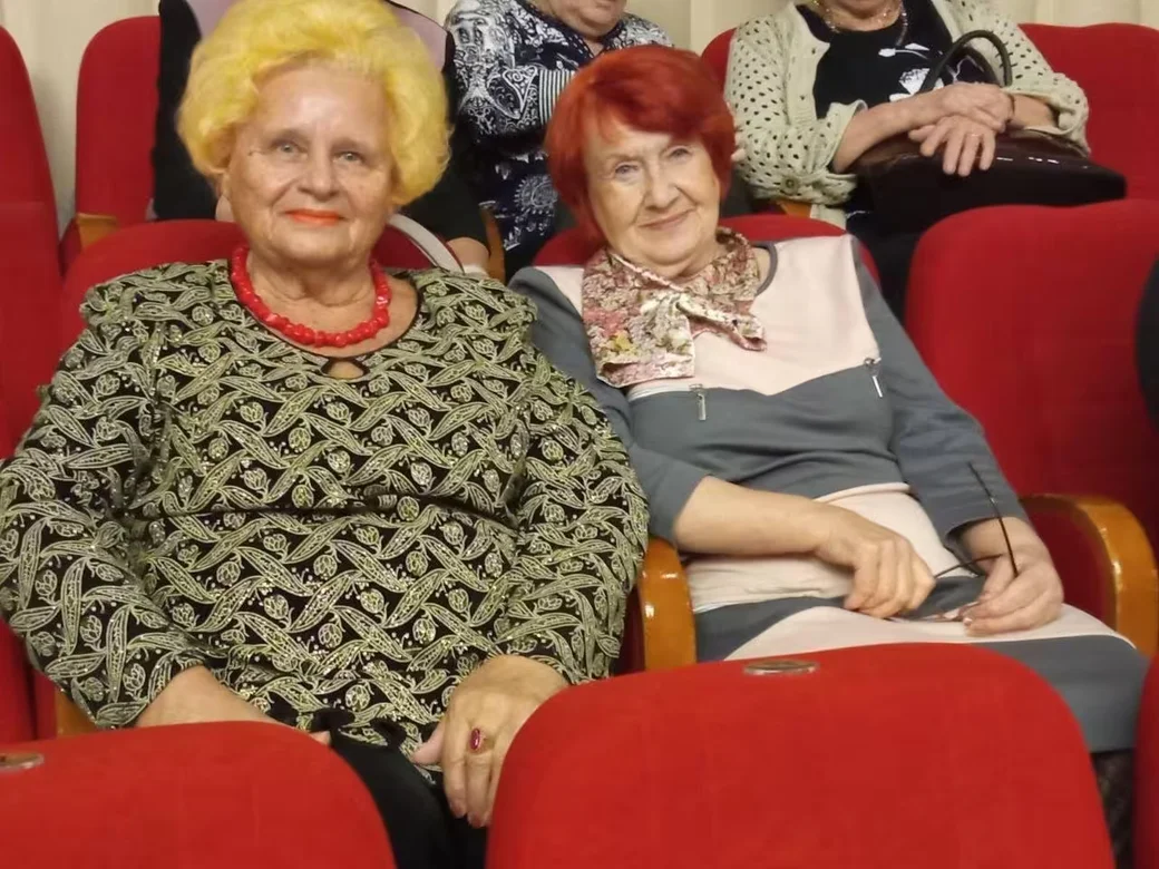 Людмила Ивановна Чернышева (справа) с бывшим директором 19-й школы Аллой Александровной