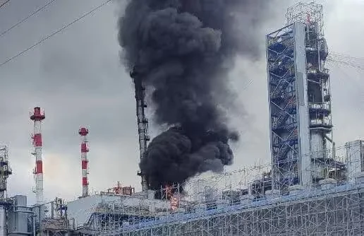 6 июня 2026 года. Пожар на нефтезаводе в Тюмени. Фото: МЧС России по Тюменской области. 