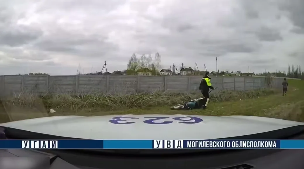 В агрогородке Речки Могилевского района задержали пьяного бесправника на мотоцикле. Кадр