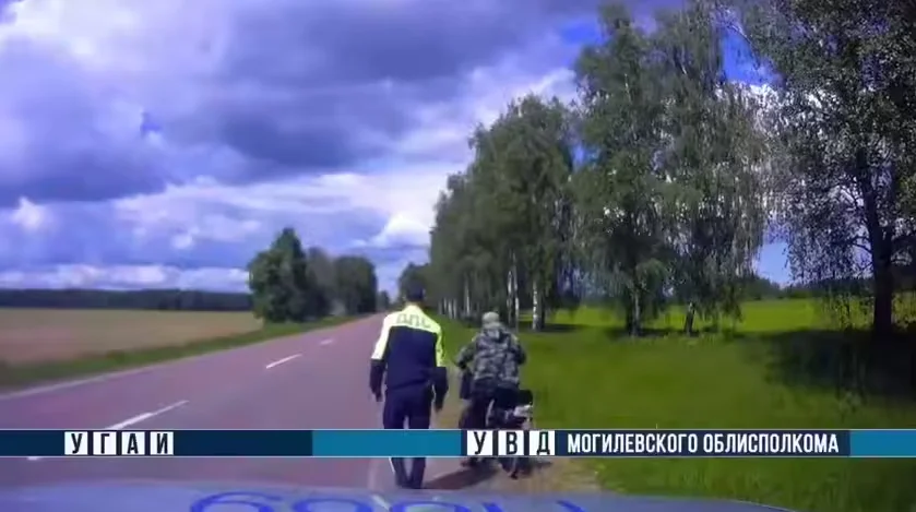 В Хотимске остановили пьяного водителя электровелосипеда. Кадр видео УВД Могилевского