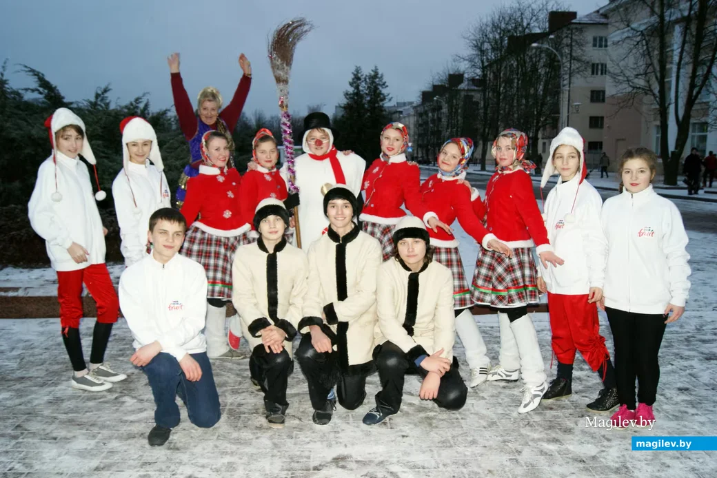 Алла Дятко (в верхнем ряду) и ансамбль «Пацешкі». 