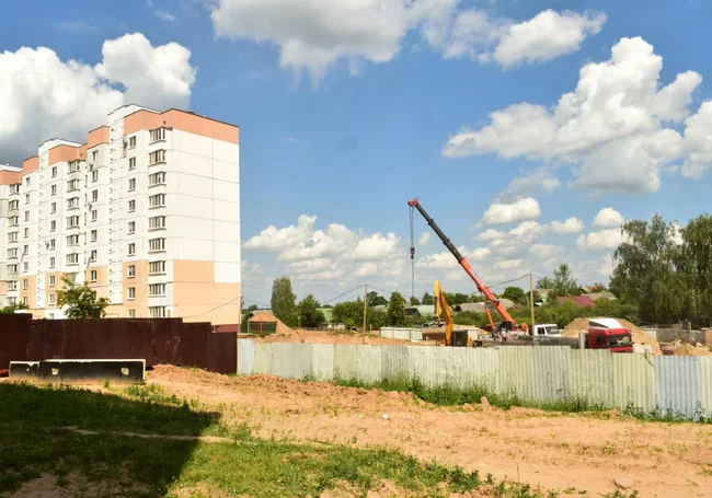 В 5-м микрорайоне Бобруйска строят 11-этажный дом, а рядом – дорогу к старому