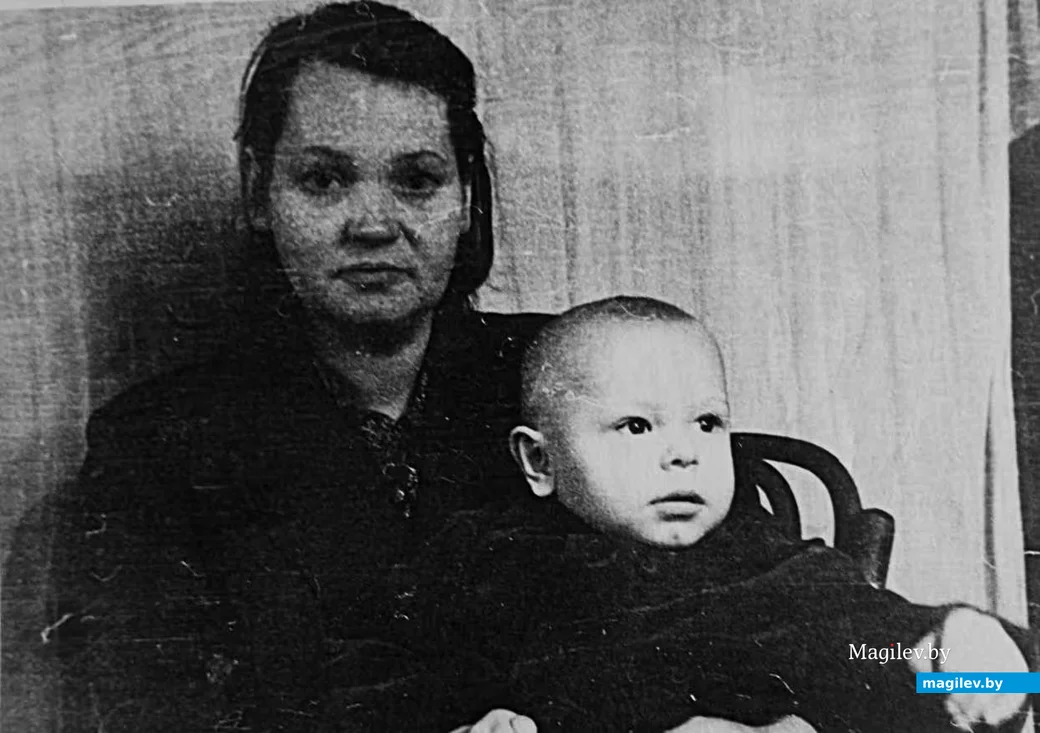 1950-е годы, Могилев. Сергей с мамой.