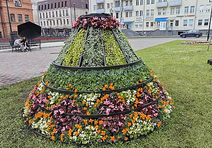 Клумбы-пирамиды установили в Театральном сквере Могилева. Фотофакт