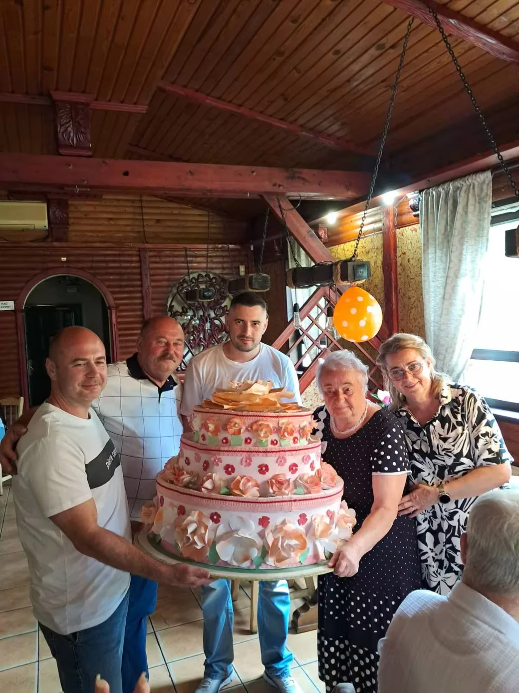 6 июня 2026 год, Бобруйск. Алла Дмитриевна Стефаненко празднует свое 90-летие в кругу родных и