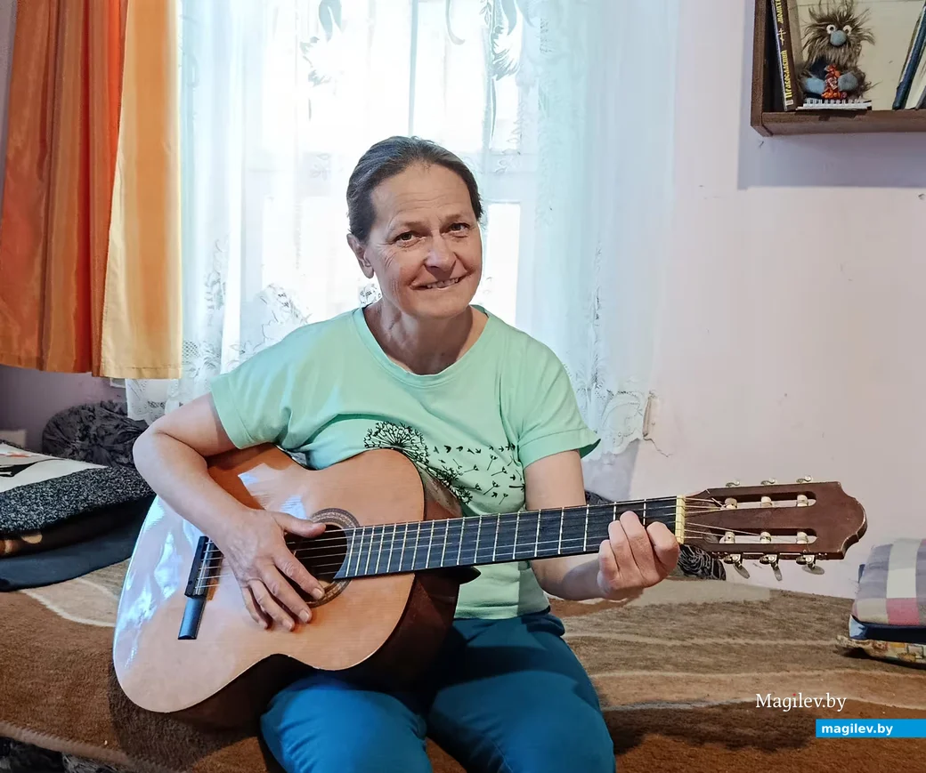 Июнь 2026 г. Деревня Заполье Глусский район. Марина Алексеевна играет на разных музыкальных