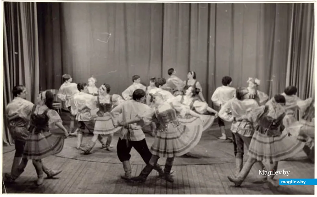 Бобруйская «Юность», конец 1960-х. В центре Алла Абрамович (Дятко) 