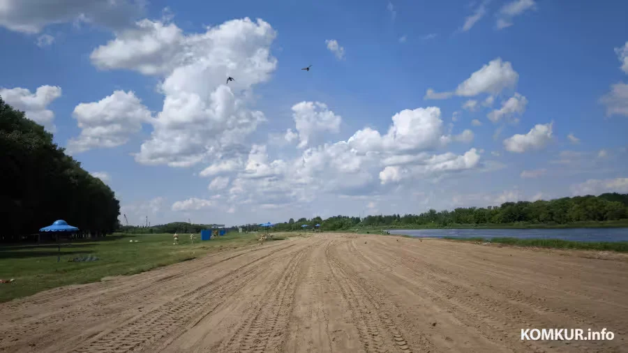 10.06.2026. Бобруйск. Новый песок на центральном городском пляже. 