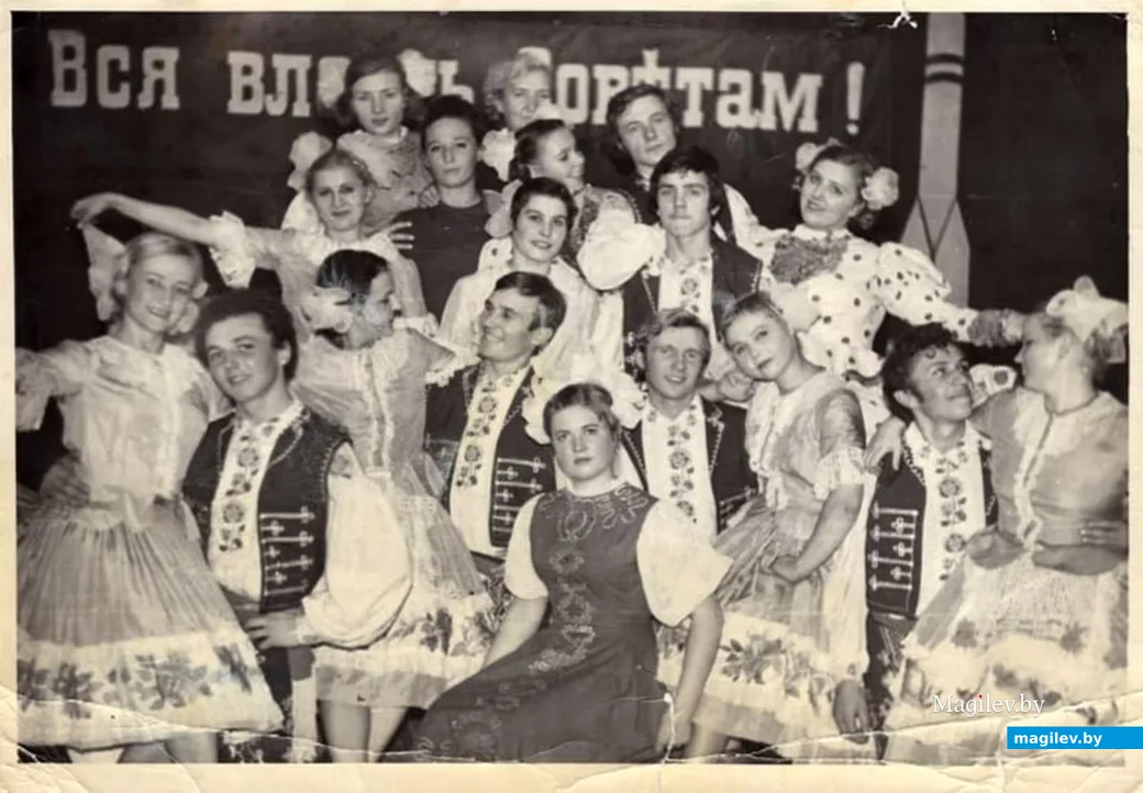 1974, выпуск Могилёвского культпросветучилища. Стоит первая справа Алла Абрамович (Дятко),