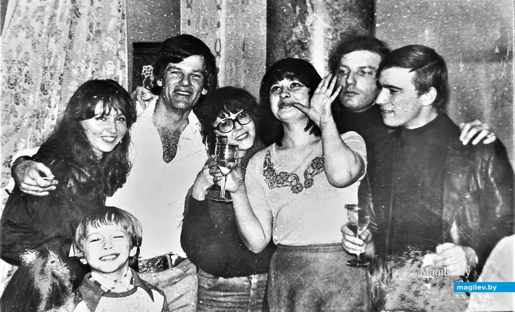 1980-й год. Дин Рид и «Верасы» на одной из вечеринок во время гастрольного тура. Справа – Сергей