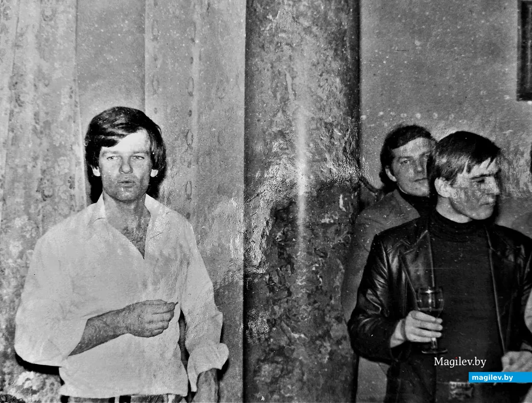 1980-й год. На одной из вечеринок во время гастрольного тура. Справа – Сергей Грумо.