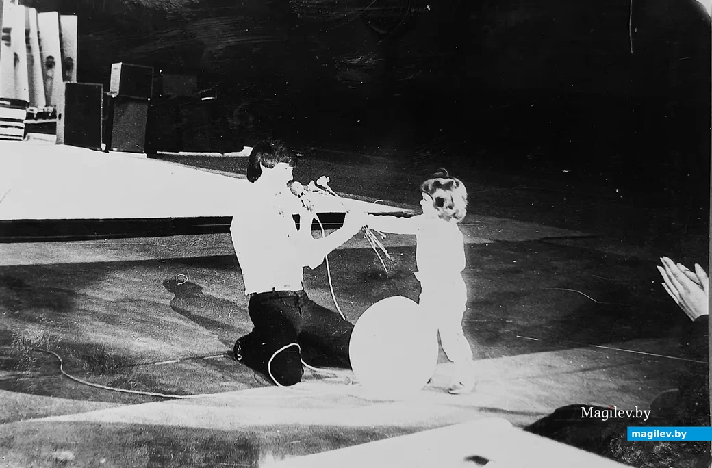 1980-й год. Дин Рид на одном из концертов во время гастрольного тура.