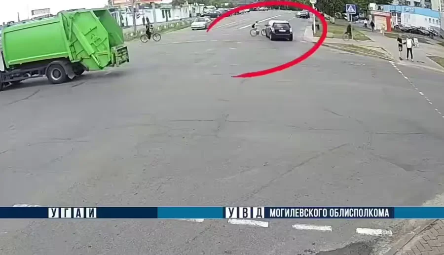 Момент ДТП. Кадр видео УВД Могилевского облисполкома.