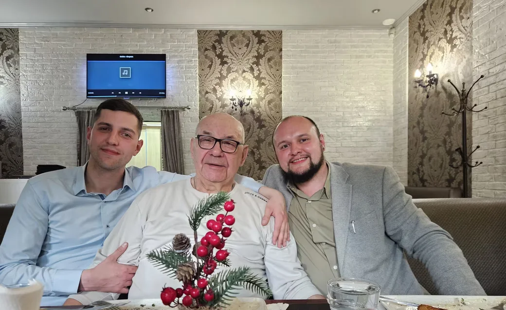 Виктор Павлович Алимбочков с внуками Александром и Николаем.