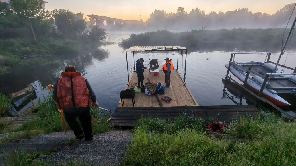Плот с мотором. Фото Юрия Комиссарова.