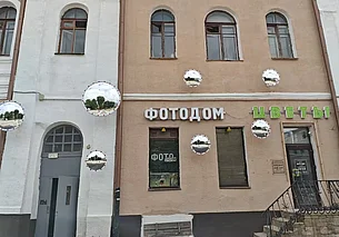 На обновленном фасаде дома в Могилеве появились круглые зеркала «рыбий глаз» формы