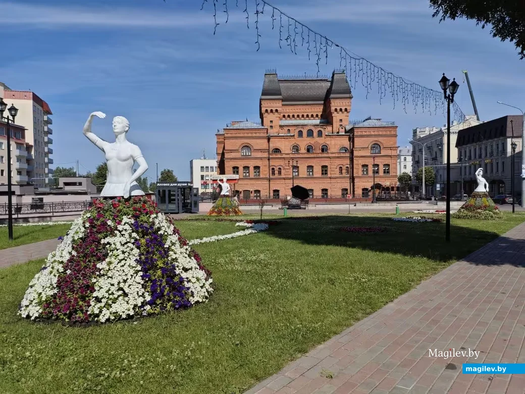  23 июня 2026 года. Могилев. Театральный сквер. Девушки в цветочных юбках. 