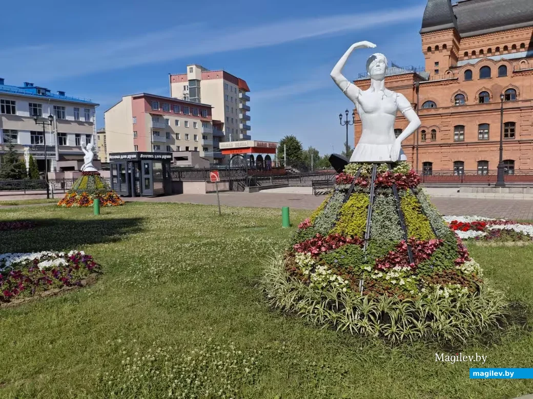  23 июня 2026 года. Могилев. Театральный сквер. Девушки в цветочных юбках. 