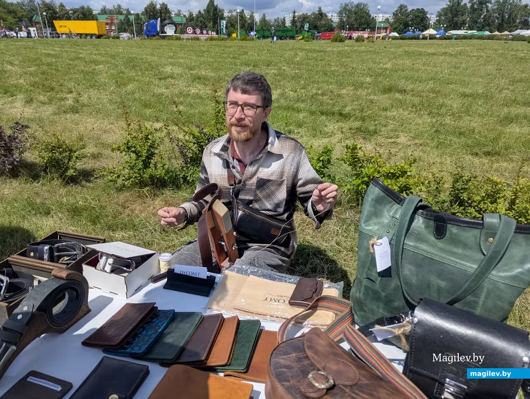 Денис Полищук делает ремни, кошельки из натуральной кожи. Фото из архива редакции.