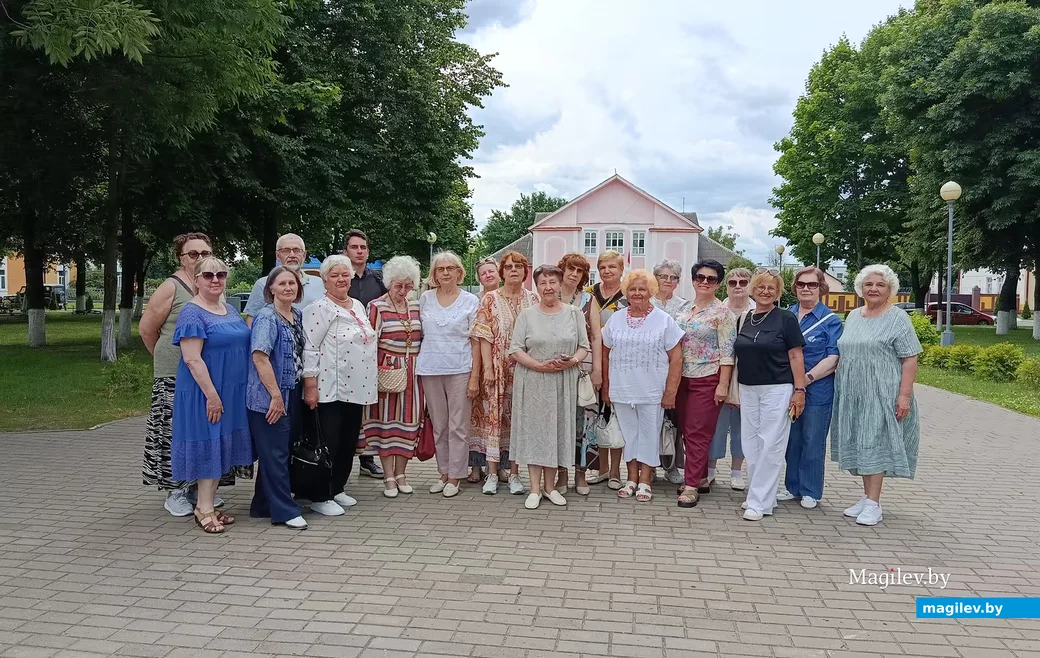24.06.2026 г. Глуск. Бобруйские педагоги-ветераны в центральном парке.