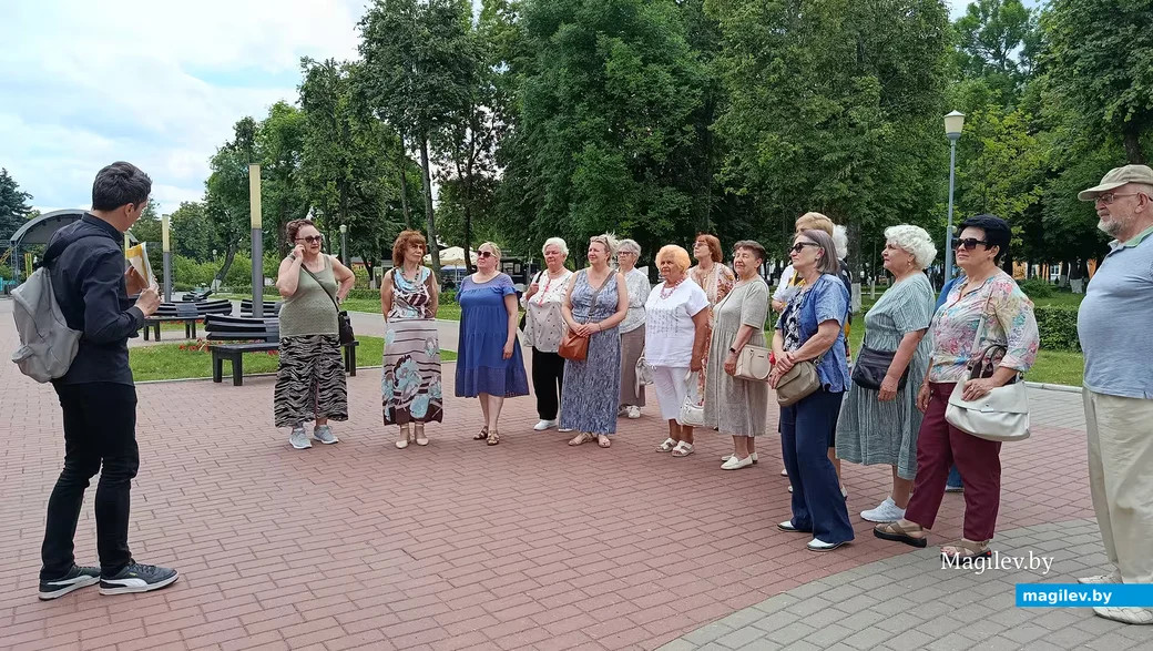24.06.2026 г. Глуск. Бобруйские педагоги-ветераны на экскурсии в историческом центре Глуска.