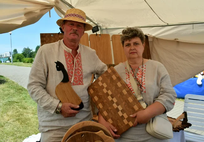 Часы из эпоксидной смолы, шахматы из дерева, медовуха