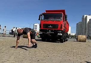 Победитель сдвинул с места МАЗ. В Могилеве выбрали самых сильных горожан. Фото и видео