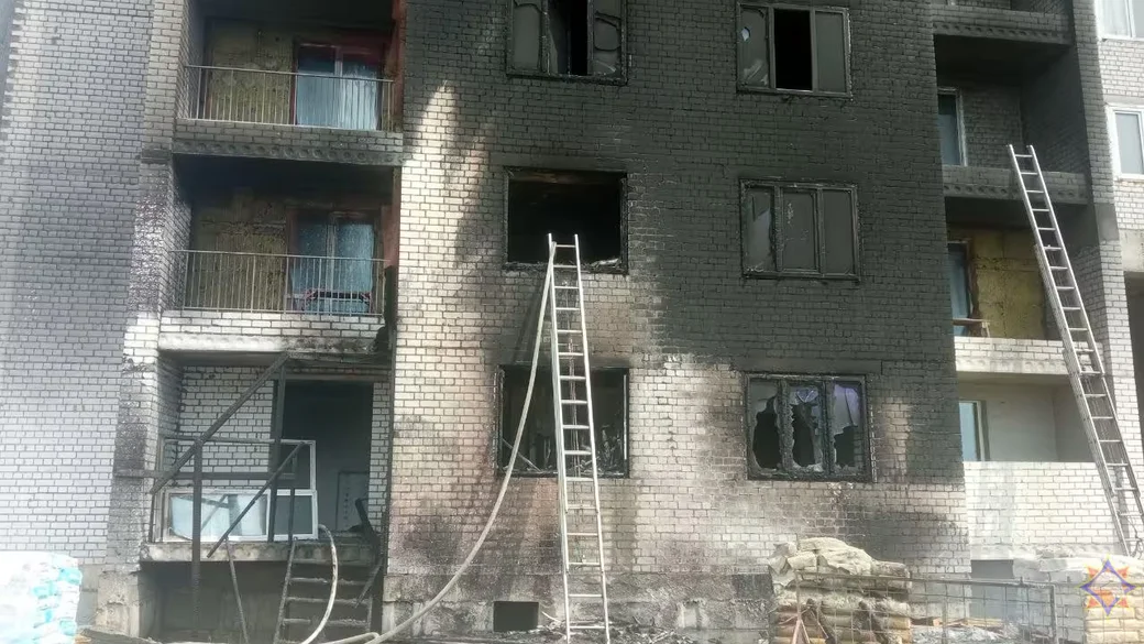 2 июля 2026 года. Пожар в строящемся десятиэтажном доме на улице Турова в Могилеве.  Фото: МЧС. 