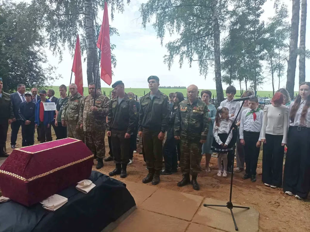 3.07.2026. Столпище, Кировский район. Торжественное перезахоронение бойца, найденного у деревни