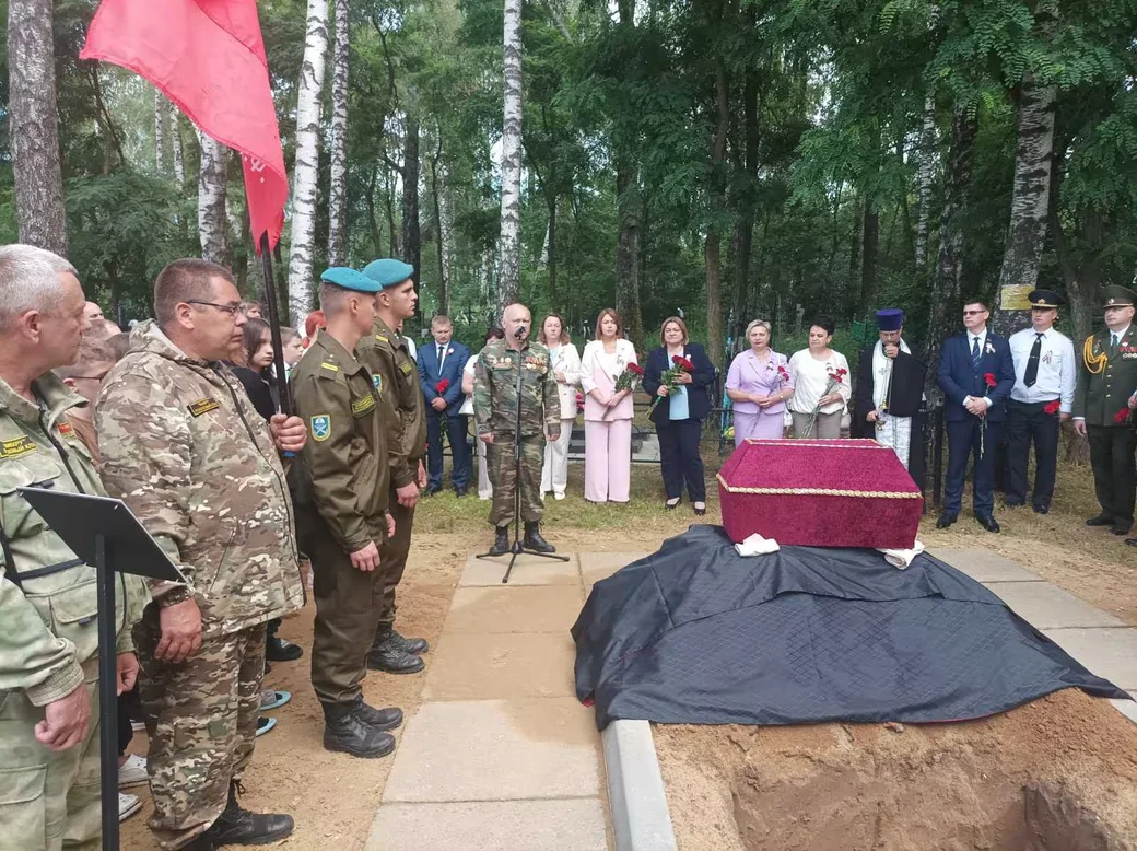 3.07.2026. Столпище, Кировский район. Торжественное перезахоронение бойца, найденного у деревни