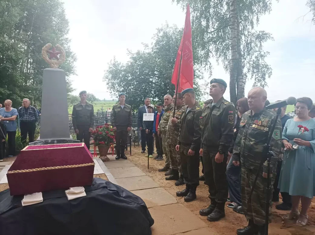 3.07.2026. Столпище, Кировский район. Торжественное перезахоронение бойца, найденного у деревни