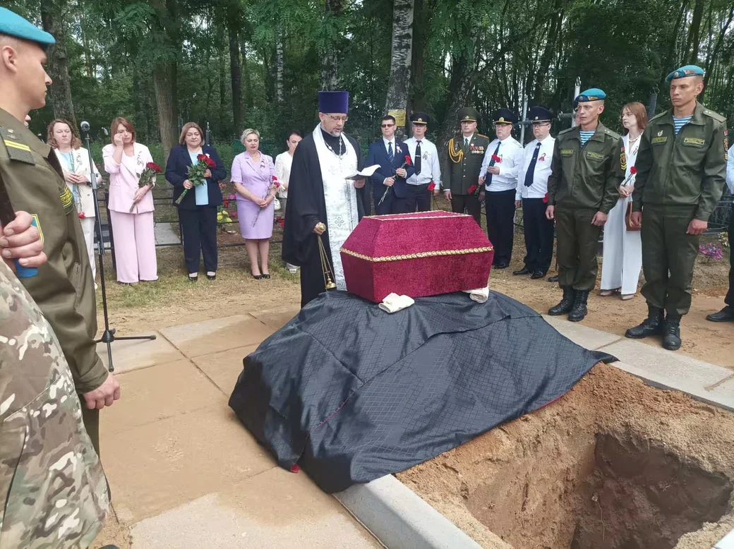 3.07.2026. Столпище, Кировский район. Торжественное перезахоронение бойца, найденного у деревни